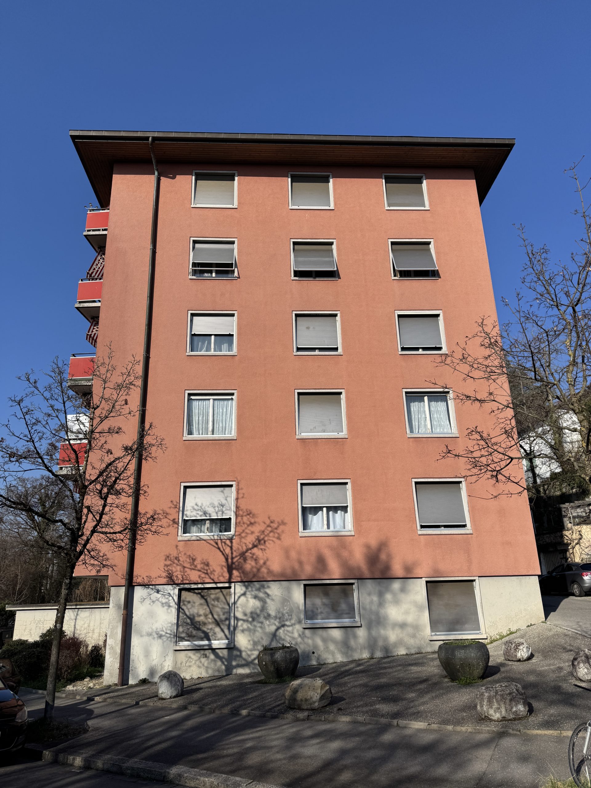 Logement à Montelly 77 - 79 à Lausanne, rénovations et description de l'immeuble.