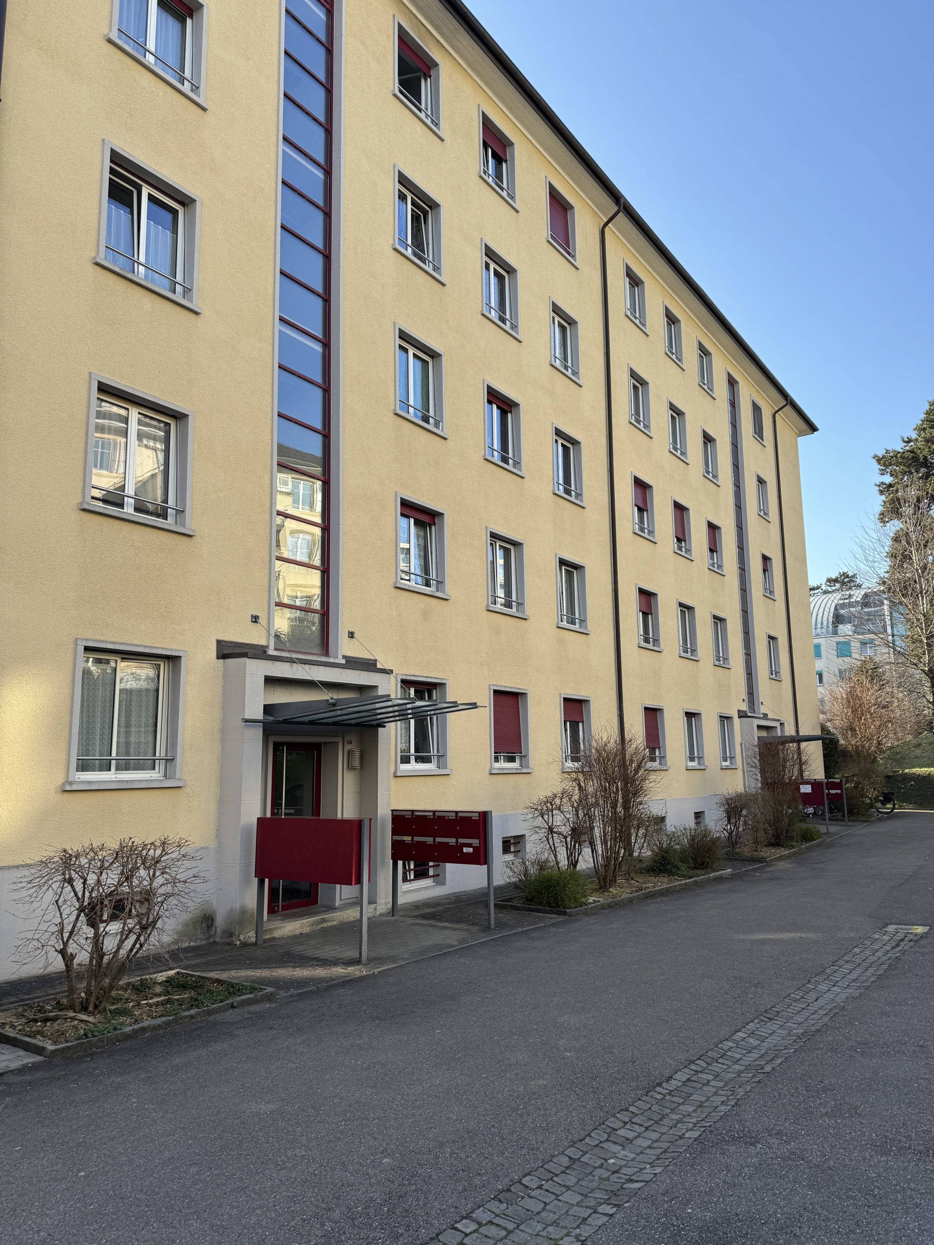 Logement de la rue Henry Warnery à Lausanne, rénovations et description de l'immeuble.
