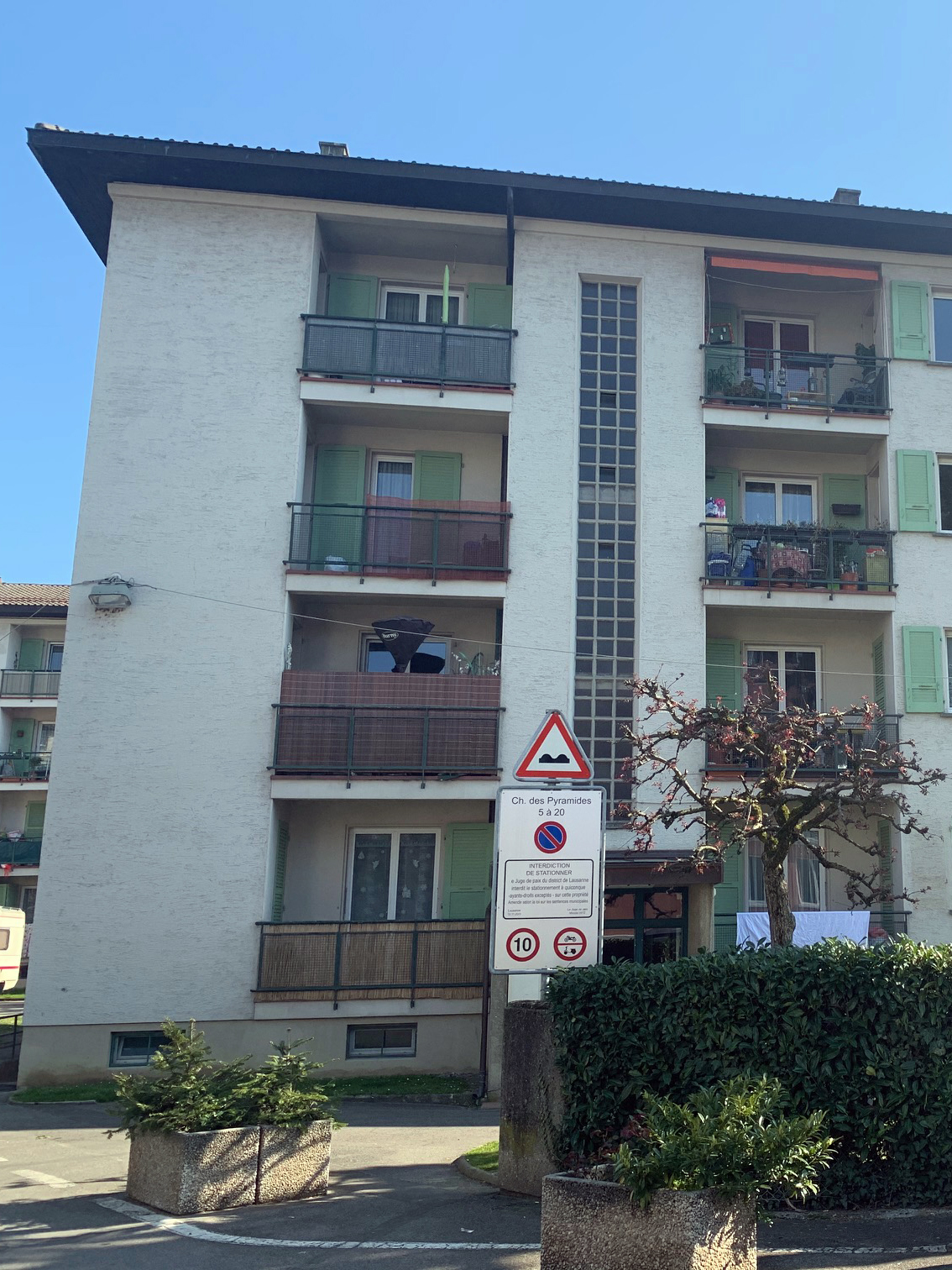 Logement aux Pyramides à Lausanne, rénovations et description de l'immeuble.